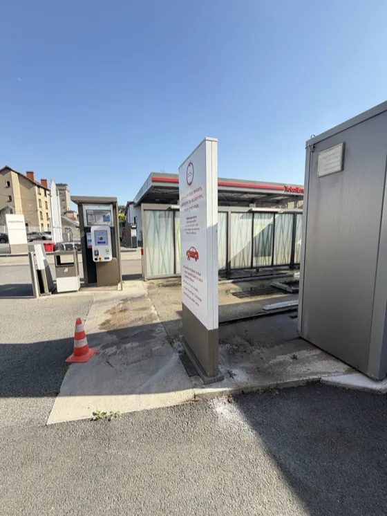 Borne de paiement et piste de lavage alimentées et mises en service
