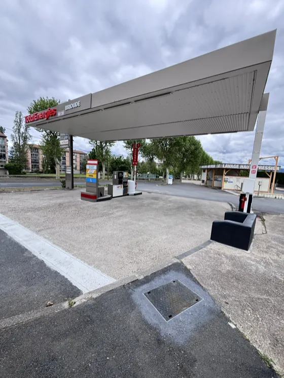 Auvent et éclairage d'une station-service après intervention