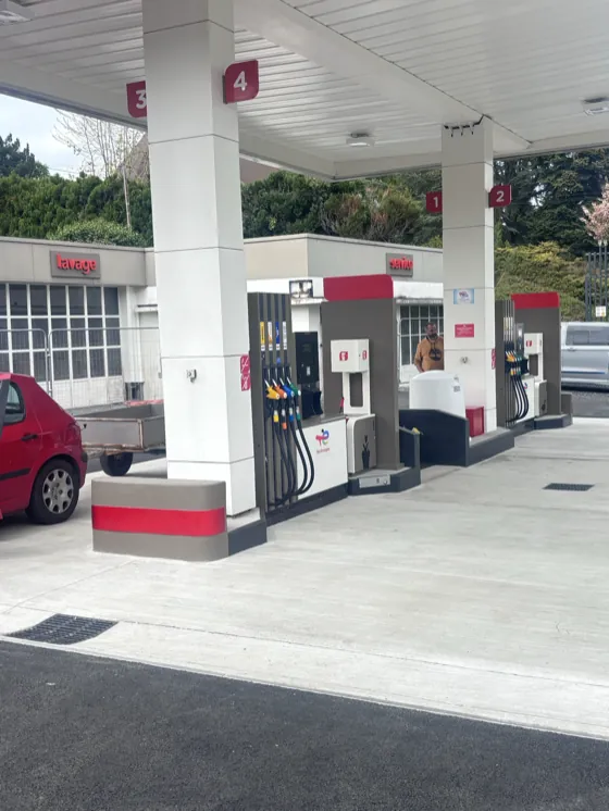 Îlots de distribution et auvent d'une station-service remis en service