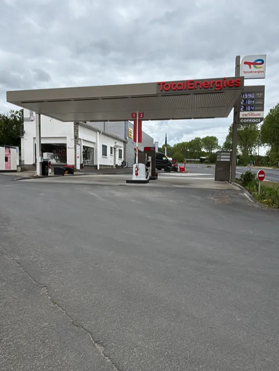 Vue d'ensemble d'une station-service remise en service